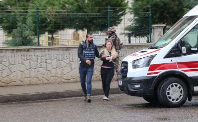 Diyarbakır'da silahlı saldırgan, 4 kişilik aileyi rehin aldı! Evden 2'si yaralı 5 kişi çıkarıldı - Resim: 2