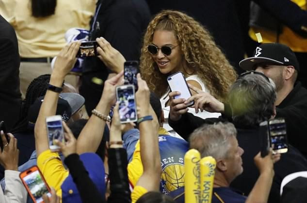 NBA maçını bıraktırlar Bella Hadid'i izlediler kameralar kayıttaydı! - Resim: 2