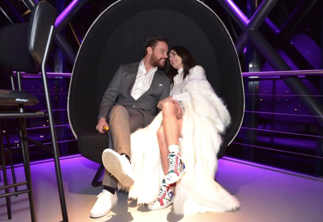 Sinan Akçıl'la evlenen Burcu Kıratlı'nın yatakta gecelikli pozları olay oldu - Resim: 1