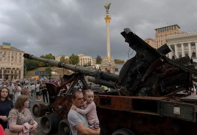 Yanan Rus tankları şehrin göbeğinde sergileniyor vatandaşlar fotoğraf çektiriyor - Resim: 3