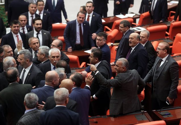 AK Partili ve CHP'li vekillerin kavgası! Meclis karıştı küfürler havada uçuştu - Resim: 2