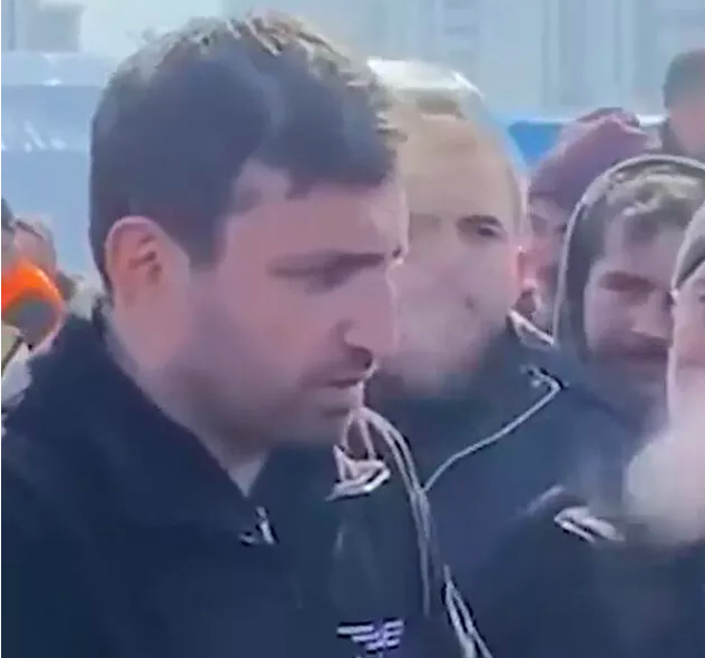 Depremzede ile Selçuk Bayraktar'ın diyaloğu olay oldu! Gidin burdan uçaklarınızı uçurun - Resim: 0