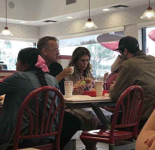 Tom Hanks'ten dikkat çeken hareket! Restorandaki herkese... - Resim: 2