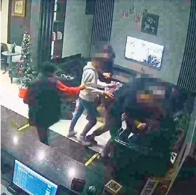 Lobiye iç çamaşırı ve silahla daldı! Gece yarısı otelde dehşeti yaşattı - Resim: 1