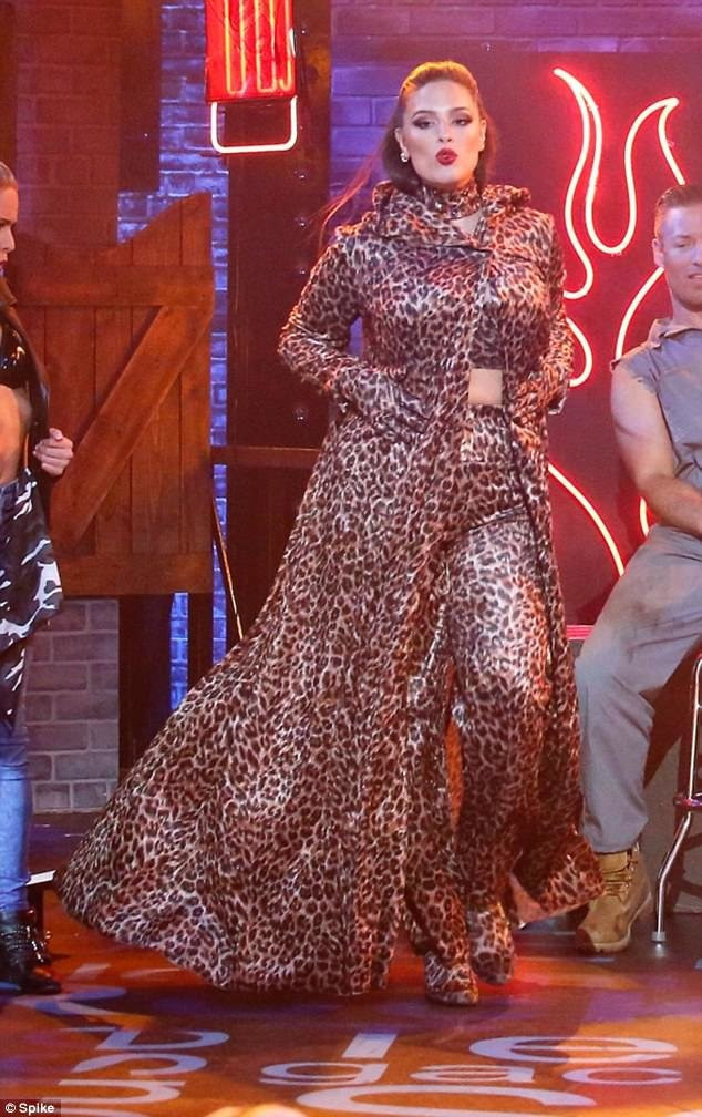 Dünyaca ünlü model bu kez sahnede bir anda üstünü çıkarıp... - Resim: 1