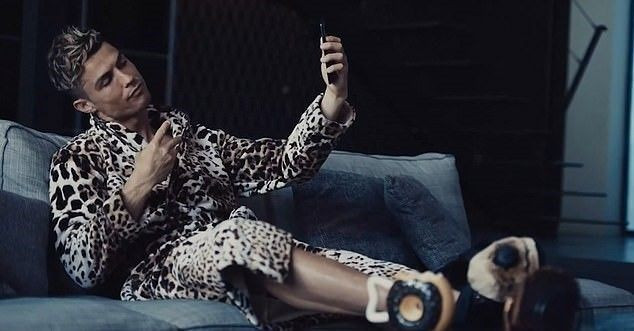 Cristiano Ronaldo'nun leopar desenli sabahlığıyla yeni reklamı olay - Resim: 2