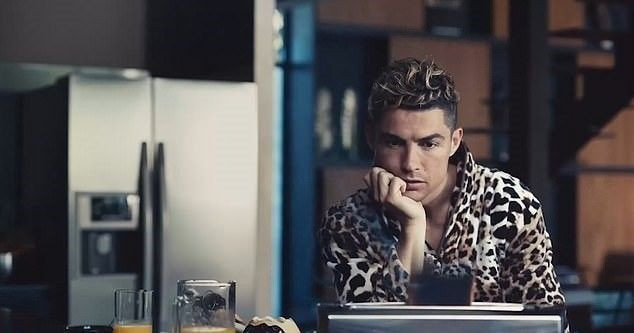 Cristiano Ronaldo'nun leopar desenli sabahlığıyla yeni reklamı olay - Resim: 3