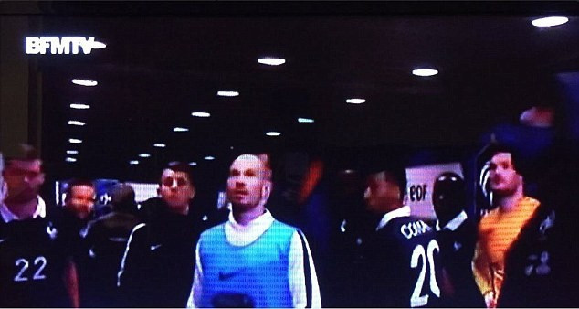 Seyirciler sahanın içinde bekliyor - Resim: 4