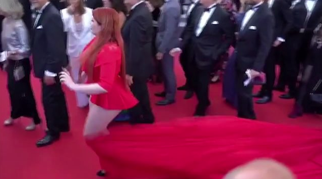 Eteğine basılınca iç çamaşırı ile kaldı herkese rezil oldu - Resim: 3