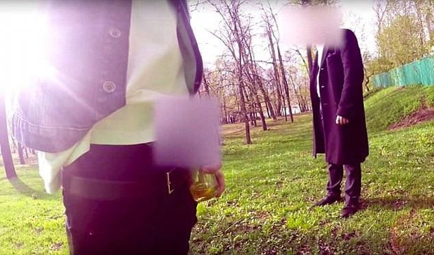 Para karşılığı idrarını içiriyor, sokakta soyunmalarını istiyor! - Resim: 4