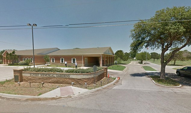 Tuvaleti geldiğini söyledi cenazeye doğru yöneldi tabutta yaptığı skandal - Resim: 2