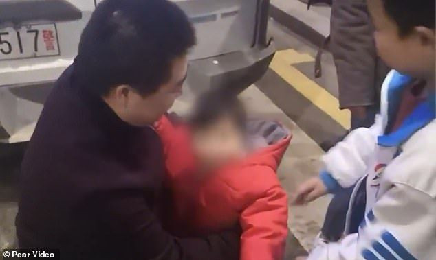 Kumar borcunu ödeyemedi 1 yaşındaki kızını internetten satışa çıkardı - Resim: 1