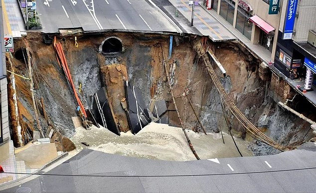 Çöken yolu 48 saatte tamir ettiler - Resim: 1