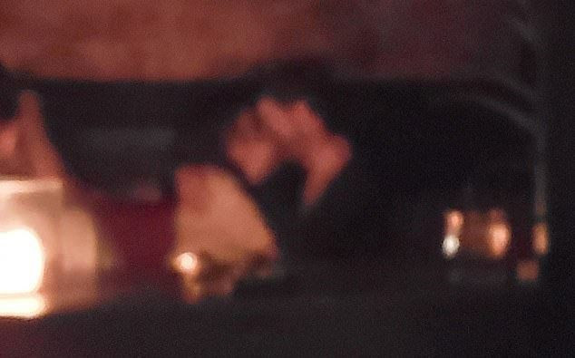 15 yaş küçük sevgilisi ile öpüşürken yakalandı - Resim: 2