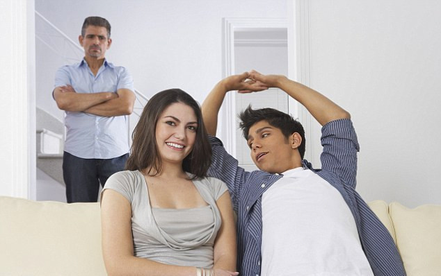 Kızını kanepede bir erkekle uyurken buldu bakın baba ne yaptı - Resim: 1