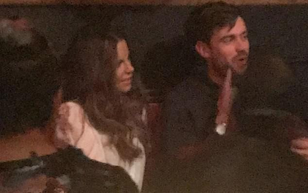 15 yaş küçük sevgilisi ile öpüşürken yakalandı - Resim: 1