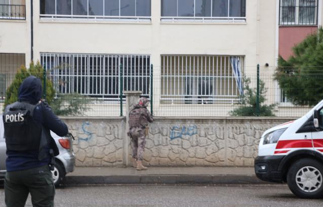 Diyarbakır'da silahlı saldırgan, 4 kişilik aileyi rehin aldı! Evden 2'si yaralı 5 kişi çıkarıldı - Resim: 3