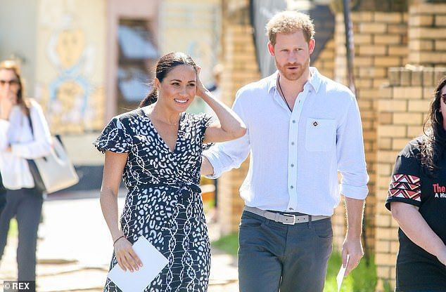 Meghan Markle ve Prens Harry Afrika'ya gitti! Markle camiye girerken başörtüsü taktı - Resim: 3