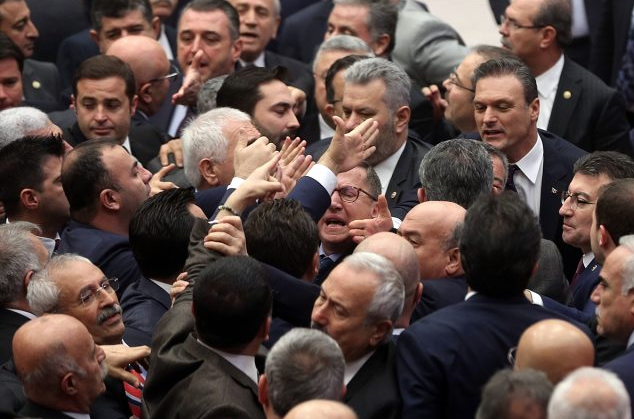AK Partili ve CHP'li vekillerin kavgası! Meclis karıştı küfürler havada uçuştu - Resim: 4
