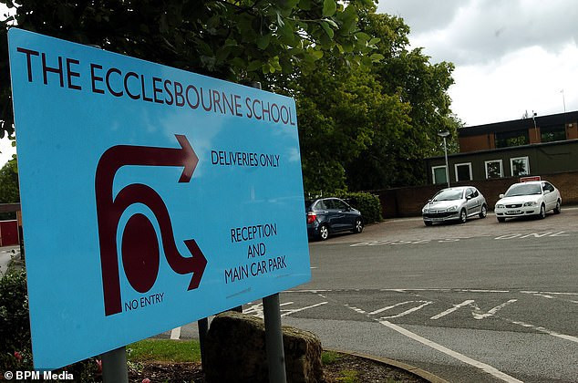 Lisede skandal! Kadın öğretmen öğrencisini eve atıp ilişkiye girdi - Resim: 3