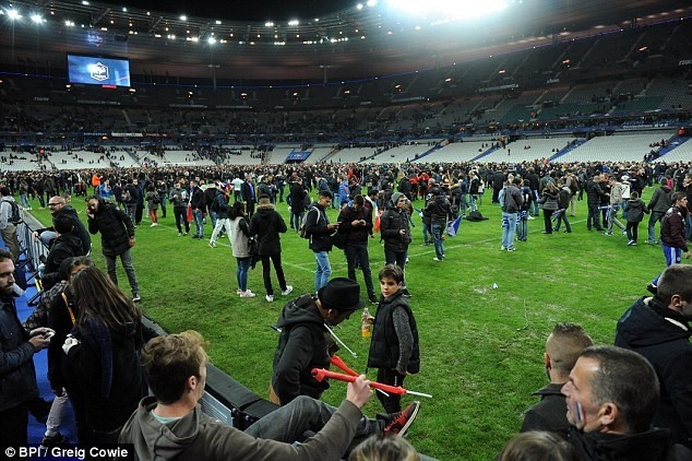 Seyirciler sahanın içinde bekliyor - Resim: 3