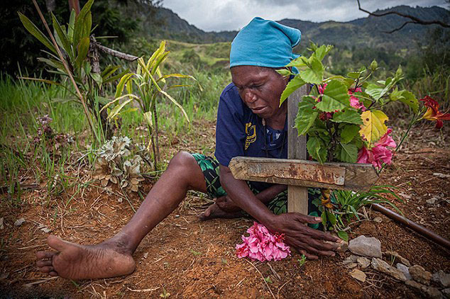 Kadınları canlı canlı yakıyorlar - Resim: 2