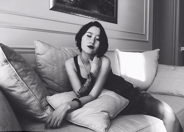 Yarı çıplak emzirme görüntüleri! Kırgızistan başkanının kızı olay - Resim: 1