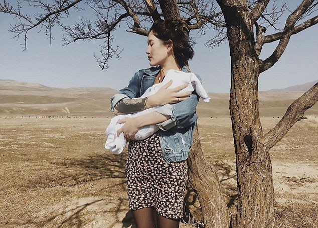 Yarı çıplak emzirme görüntüleri! Kırgızistan başkanının kızı olay - Resim: 3