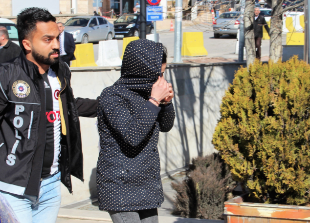 Sütyeninden yüzlercesi çıktı! Polis şok oldu - Resim: 3