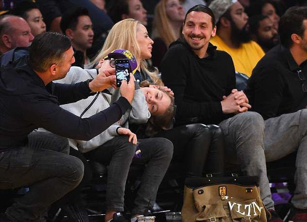 NBA maçını bıraktırlar Bella Hadid'i izlediler kameralar kayıttaydı! - Resim: 4