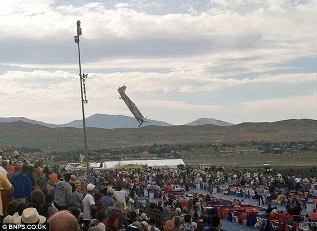 Gösteri uçağı seyircilerin arasına böyle daldı! - Resim: 1