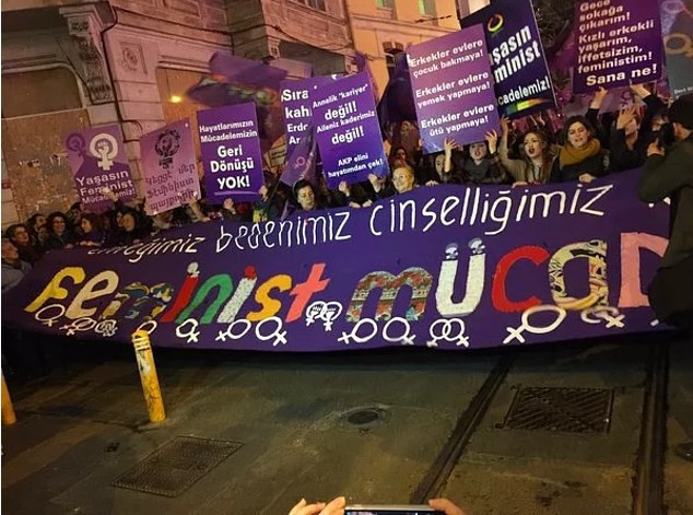 Kadınlar günü yürüyüşünden çılgın pankartlar - Resim: 2