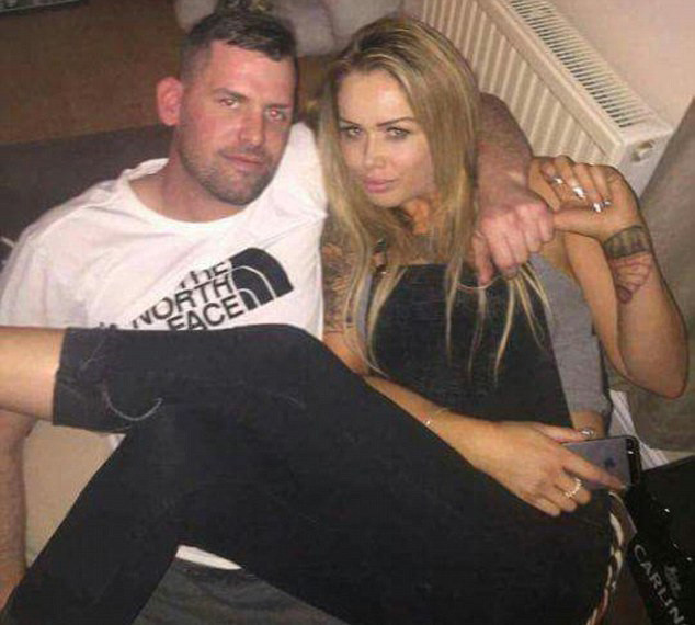 Herkesin ortasında sevişmişlerdi! Verilen ceza olay oldu - Resim: 1