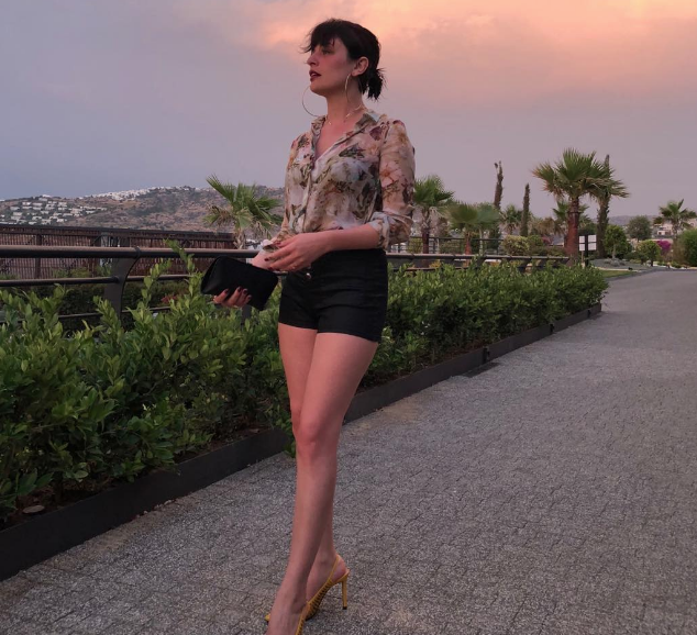 Gonca Vuslateri sütyensiz dekolteli pozunu paylaştı takipçilerinin ağzı açık kaldı - Resim: 3