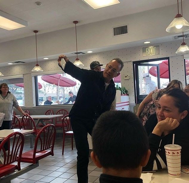 Tom Hanks'ten dikkat çeken hareket! Restorandaki herkese... - Resim: 3