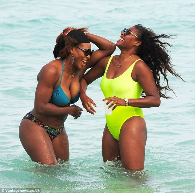 Serena Williams plajda ve bikinili - Resim: 2