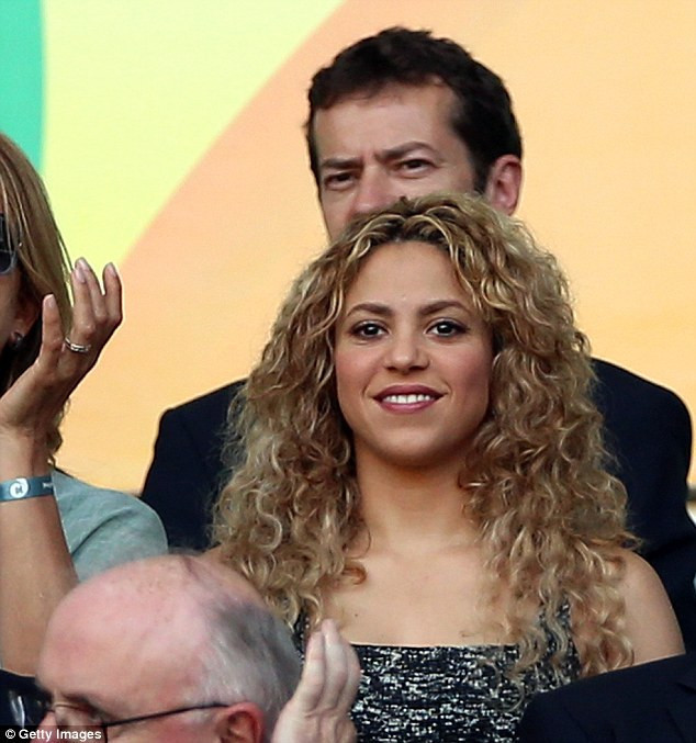  Shakira'nın dekoltesi İran'ı gerdi - Resim: 3