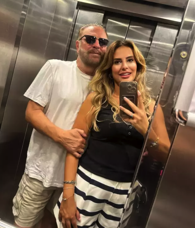Burak Sergen'i görenler tanıyamadı! Kendinden 26 yaş küçük eşiyle verdiği poz olay oldu - Resim: 2