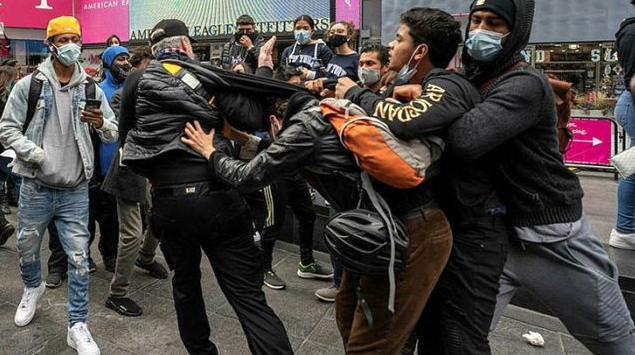 ABD'de seçime günler kala tansiyon yükseldi! Trump destekçileriyle karşıtları arasında kavga çıktı - Resim: 0