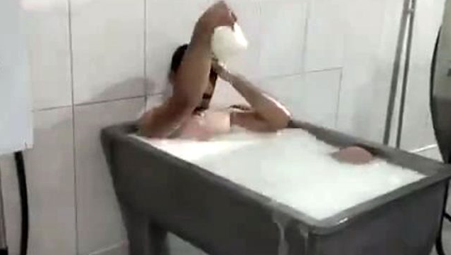 Süt banyosu skandalı! Fabrika ünlü markalara süt tedarik ediyormuş - Resim: 0