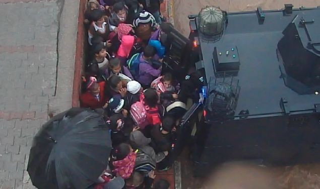 Yağmura yakalanan öğrencilere 'Çevik İlgi' - Resim: 3