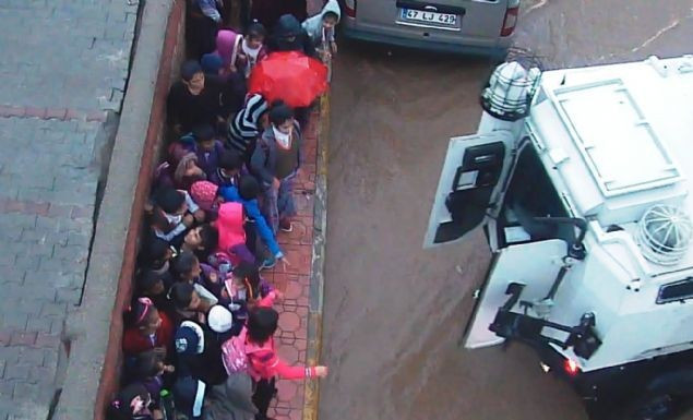 Yağmura yakalanan öğrencilere 'Çevik İlgi' - Resim: 4