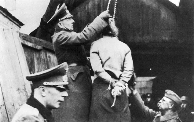 Naziler bu vahşeti de yapmış! İnsan derilerinden... - Resim: 1