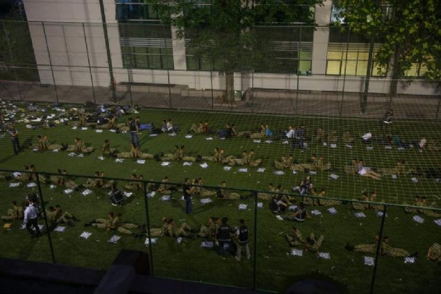 Muhafız Alayı böyle gözaltına alındı - Resim: 1