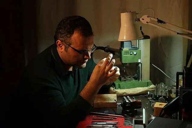 Bir kalemin ucuna dünyaları sığdırıyor inanılmaz - Resim: 1