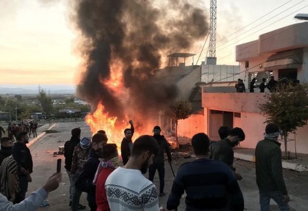 Irak Kürt Bölgesel Yönetimi'nde protestocular binaları ateşe verdi: 15 yaralı - Resim: 1