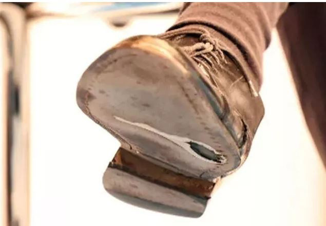 Başbakan adayının delik ayakkabısı olay oldu! Ülkeyi yönetemeyecek kadar zengin deniyordu... - Resim: 1