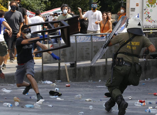 Yunanistan'da grev isyana dönüştü - Resim: 4