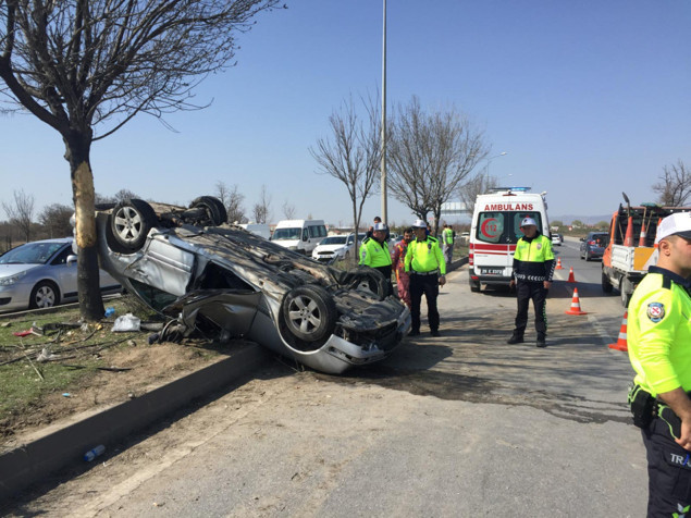 Eskişehir'de kavşakta duran iş makinesine çarptı takla attı - Resim: 0