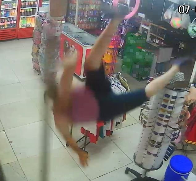 Balkondan marketin içine düştü! Korkunç anlar kameralarca an be an kaydedildi işte o anlar - Resim: 1